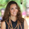 Kate Middleton souriante lors de son arrivée sur l'île de Tuvanipupu dans l'archipel des Iles Salomon durant son séjour en Asie du sud-est effectué en l'honneur de la reine Elizabeth II le 17 septembre 2012
