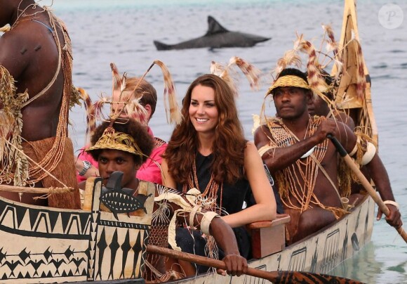 Kate Middleton et le prince William ont rallié l'île de Tuvanipupu dans l'archipel des Iles Salomon en canoé traditionnel de guerre le 17 septembre 2012