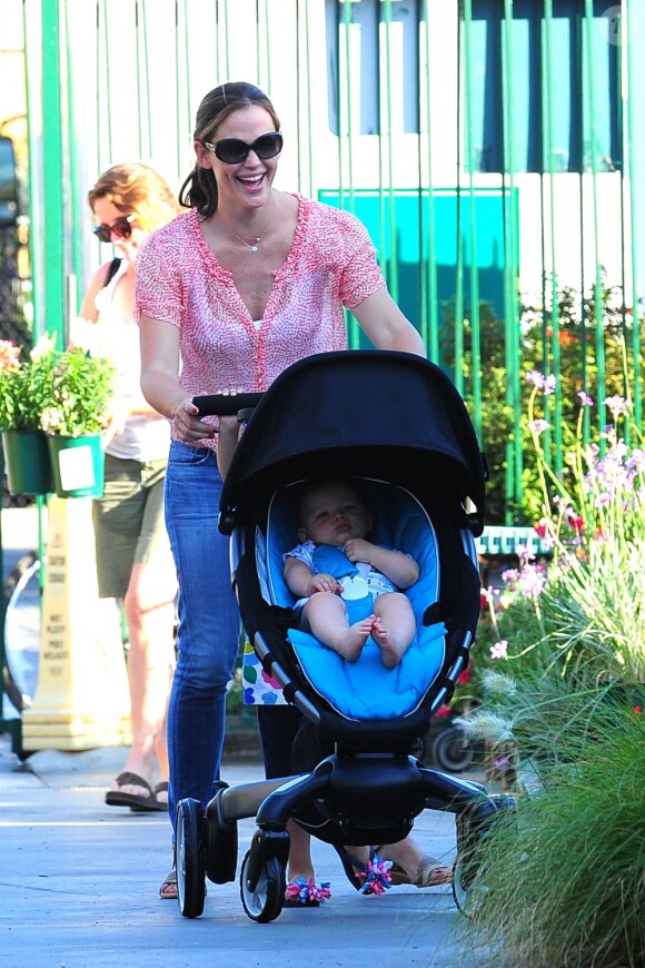 Jennifer Garner : Une maman épanouie à Santa Monica avec ses enfants Violet, Seraphina et le petit dernier Samuel le 16 septembre 2012, Los Angeles