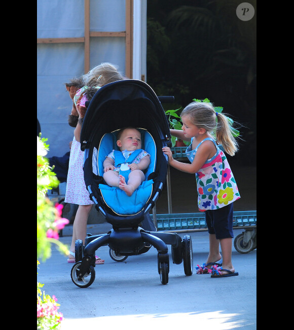 La petite Seraphina s'occupe de son petit frère Samuel à Santa Monica le 16 septembre 2012, Los Angeles