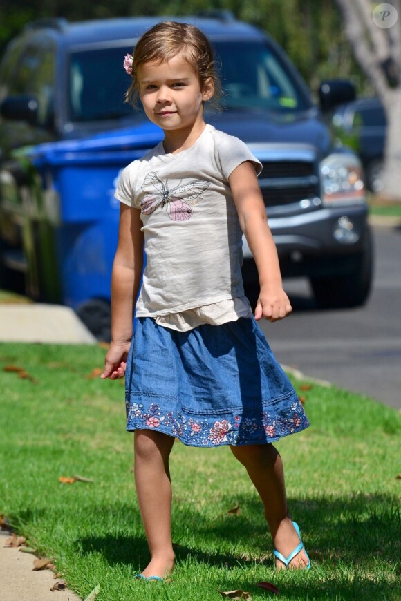 Honor, la fille de Jessica Alba et Cash Warren, se promène à Pacific Palisades le 17 septembre 2012