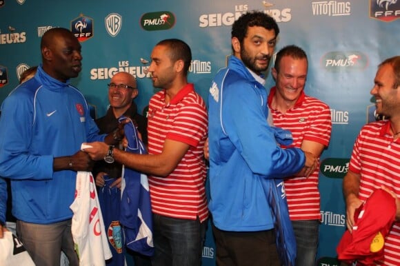 Omar Sy et Ramzy Bedia avec les joueurs de l'équipe de Brest lors de l'avant-première du film Les Seigneurs à Brest le 17 septembre 2012