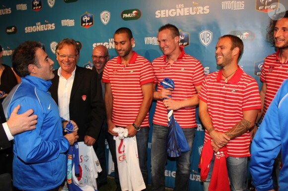 José Garcia et les joueurs de l'équipe de football de Brest lors de l'avant-première du film Les Seigneurs à Brest le 17 septembre 2012