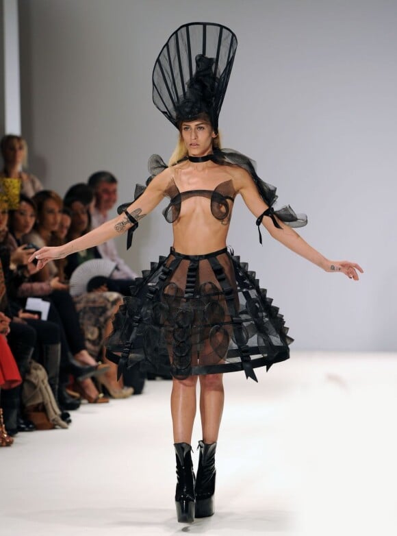 Alice Dellal défile pour la créatrice Pam Hogg au Freemasons' Hall pendant la fashion week de Londres. Le 17 septembre 2012.