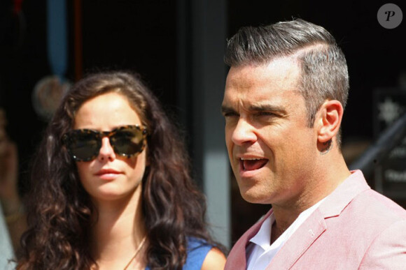 Robbie Williams avec Kaya Scodelario sur le tournage de son nouveau clip le 16 août 2012 à Londres