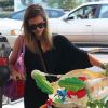 Jessica Alba, les bras chargés, arrive à l'association Baby2Baby à Los Angeles pour faire don de quelques affaires pour enfants et bébés. Le 18 septembre 2012