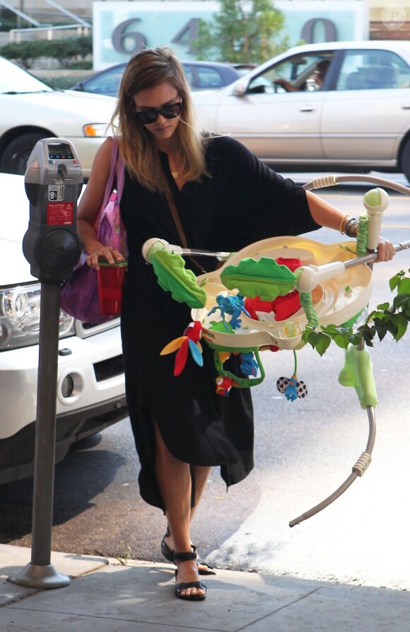 Jessica Alba, les bras chargés, arrive à l'association Baby2Baby à Los Angeles pour faire don de quelques affaires pour enfants et bébés. Le 18 septembre 2012
