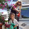 Jessica Alba arrive à l'association Baby2Baby à Los Angeles pour faire don de quelques affaires pour enfants et bébés. Le 18 septembre 2012