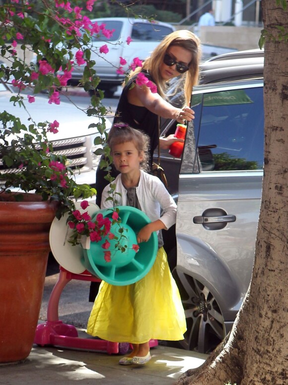 Jessica Alba arrive à l'association Baby2Baby à Los Angeles pour faire don de quelques affaires pour enfants et bébés. Le 18 septembre 2012