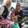 Journée chargée pour Jessica Alba qui arrive à l'association Baby2Baby à Los Angeles pour faire don de quelques affaires pour enfants et bébés. Le 18 septembre 2012