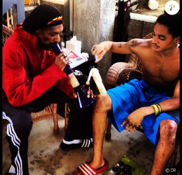 Snoop Dogg en train de fumer un bong avec son fils Corde Calvin Broadus - septembre 2012.