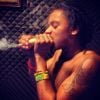 Le fils de Snoop Dogg, Corde Calvin Broadus, fumant un bong. 