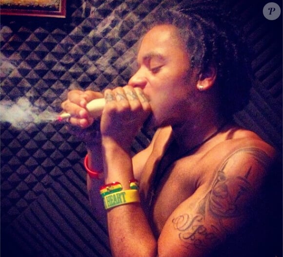 Le fils de Snoop Dogg, Corde Calvin Broadus, fumant un bong. 