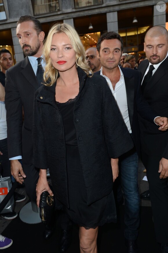 Kate Moss arrive sous bonne escorte à l'inauguration de la nouvelle boutique Liu Jo. Milan, le 19 septembre 2012.