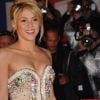 Shakira en janvier 2012 aux NRJ Music Awards choisit de briller en robe à strass avec accessoires assortis et ne prend pas le temps de passer par la case coiffure. C'est un grand NON !
