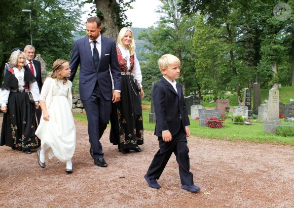 L'arrivée du prince Haakon et de la princesse Mette-Marit avec leurs deux enfants.
Marius Borg Hoiby, fils aîné de la princesse Mette-Marit né d'une précédente relation, effectuait le 2 septembre sa confirmation à l'église d'Asker, à Oslo, en présence de sa mère, du prince Haakon, de la princesse Ingrid, du prince Sverre, du roi Harald V, de la reine Sonja et de Marit Tjessem, sa grand-mère maternelle.