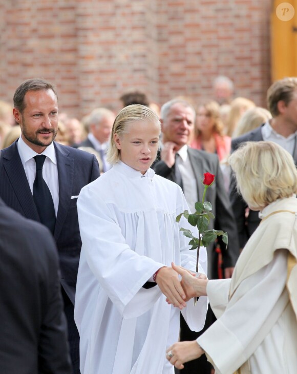 Marius Borg avec sa rose rouge après la cérémonie de confirmation. 
Marius Borg Hoiby, fils aîné de la princesse Mette-Marit né d'une précédente relation, effectuait le 2 septembre sa confirmation à l'église d'Asker, à Oslo, en présence de sa mère, du prince Haakon, de la princesse Ingrid, du prince Sverre, du roi Harald V, de la reine Sonja et de Marit Tjessem, sa grand-mère maternelle.
