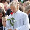 Marius Borg avec sa rose rouge après la cérémonie de confirmation.
Marius Borg Hoiby, fils aîné de la princesse Mette-Marit né d'une précédente relation, effectuait le 2 septembre sa confirmation à l'église d'Asker, à Oslo, en présence de sa mère, du prince Haakon, de la princesse Ingrid, du prince Sverre, du roi Harald V, de la reine Sonja et de Marit Tjessem, sa grand-mère maternelle.