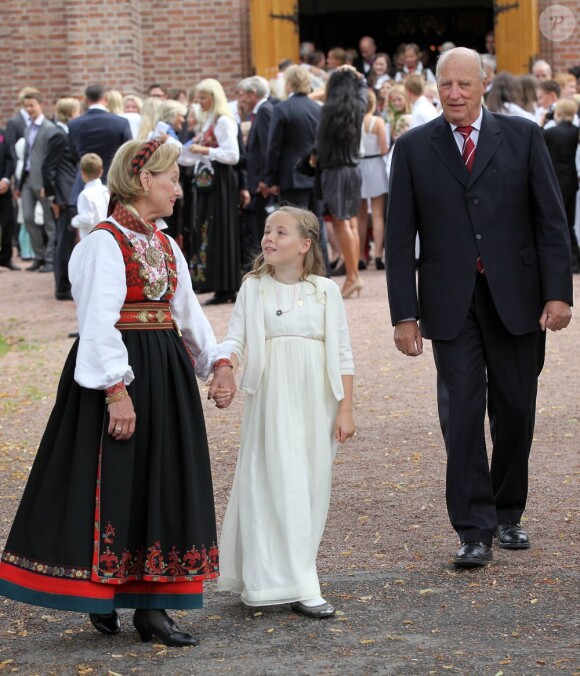 La princesse Ingrid avec le couple royal à la sortie de la cérémonie. Marius Borg Hoiby, fils aîné de la princesse Mette-Marit né d'une précédente relation, effectuait le 2 septembre sa confirmation à l'église d'Asker, à Oslo, en présence de sa mère, du prince Haakon, de la princesse Ingrid, du prince Sverre, du roi Harald V, de la reine Sonja et de Marit Tjessem, sa grand-mère maternelle.