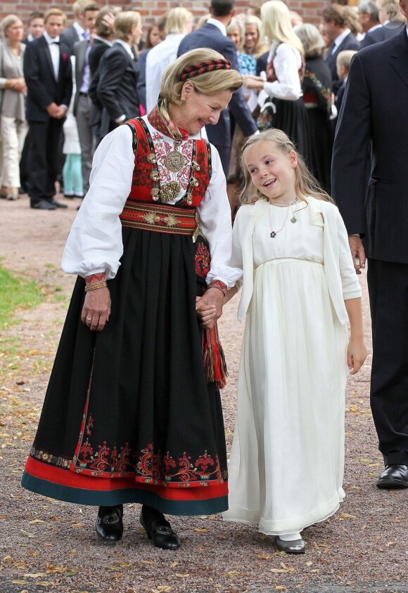 La princesse Ingrid avec le couple royal à la sortie de la cérémonie. Marius Borg Hoiby, fils aîné de la princesse Mette-Marit né d'une précédente relation, effectuait le 2 septembre sa confirmation à l'église d'Asker, à Oslo, en présence de sa mère, du prince Haakon, de la princesse Ingrid, du prince Sverre, du roi Harald V, de la reine Sonja et de Marit Tjessem, sa grand-mère maternelle.