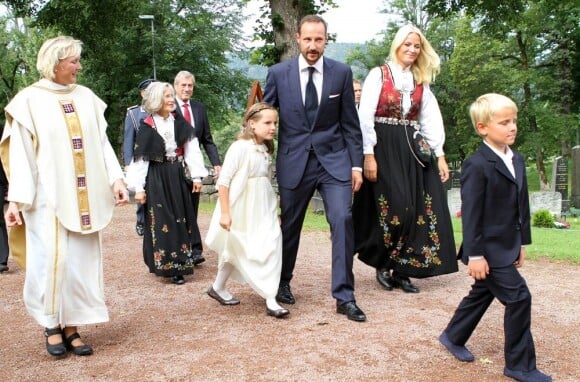 L'arrivée du prince Haakon et de la princesse Mette-Marit avec leurs deux enfants.
Marius Borg Hoiby, fils aîné de la princesse Mette-Marit né d'une précédente relation, effectuait le 2 septembre sa confirmation à l'église d'Asker, à Oslo, en présence de sa mère, du prince Haakon, de la princesse Ingrid, du prince Sverre, du roi Harald V, de la reine Sonja et de Marit Tjessem, sa grand-mère maternelle.