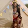 Le boys band One Direction dans le clip Live While We're Young.