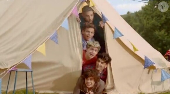 Le boys band One Direction dans le clip Live While We're Young.