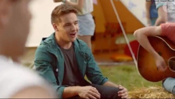Le groupe One Direction dans le clip Live While We're Young.