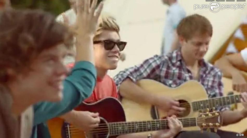 One Direction dans leur vidéo Live While We're Young. - Purepeople