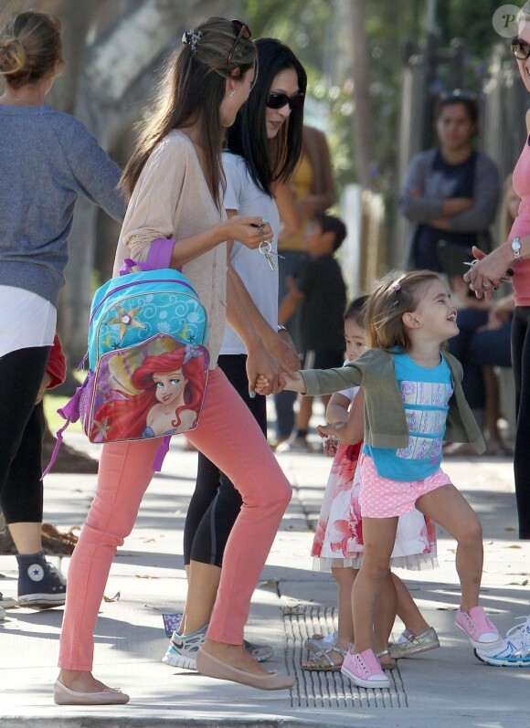 Alessandra Ambrosio et sa fille Anja s'accordent un moment de détente entre filles dans un parc de Los Angeles après l'école. Le 19 septembre 2012