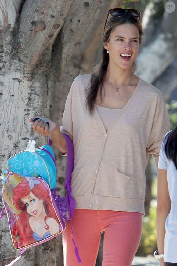 Alessandra Ambrosio et sa fille Anja s'accordent un moment de détente entre filles dans un parc de Los Angeles. Le 19 septembre 2012