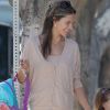 Alessandra Ambrosio, souriante, et sa fille Anja passent un bon moment dans un parc de Los Angeles. Le 19 septembre 2012