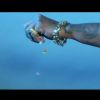 La main de Booba dans son clip de Caramel