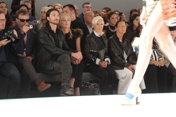 Sharon Stone et son petit ami Martin Mica : totalement in love au défilé de mode Fendi durant la Fashion Week italienne à Milan, collection printemps/été 2013, le 22 septembre 2012
