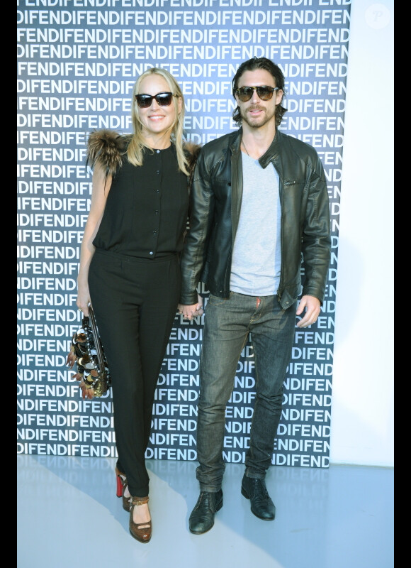 Sharon Stone et son petit ami Martin Mica au défilé de mode Fendi durant la Fashion Week italienne à Milan, collection printemps/été 2013, le 22 septembre 2012