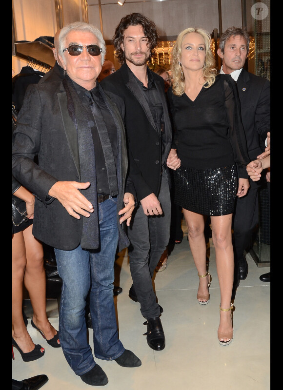 Sharon Stone, son boyfriend Martin Mica et Roberto Cavalli lors de la soirée Cavalli dans la boutique pendant la Fashion Week de Milan, collection printemps/été 2013, le 21 septembre 2012