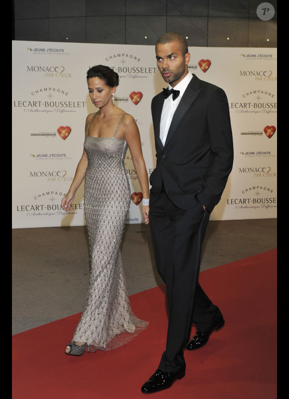 Tony Parker et sa compagne Axelle lors de la première édition du gala de charité "Monaco par coeur" au profit des associations Jeune J'écoute er CéKeDuBonheur à Monaco, le 22 septembre 2012