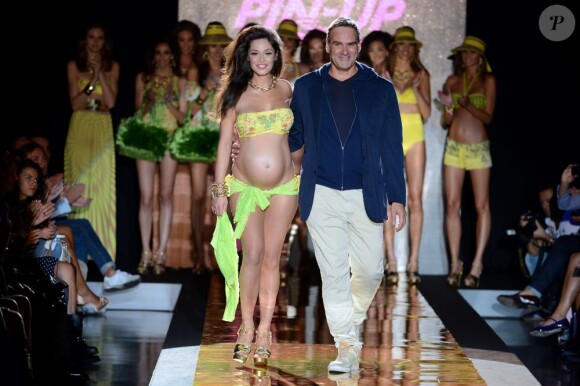 Le créateur Tommolino Jerry était très fier de son mannequin audacieux...
Raffaella Fico, enceinte de 6 mois d'un enfant de Mario Balotelli, a paradé fièrement en bikini lors du défilé Pin-Up Stars à la Fashion Week de Milan, samedi 22 septembre 2012.