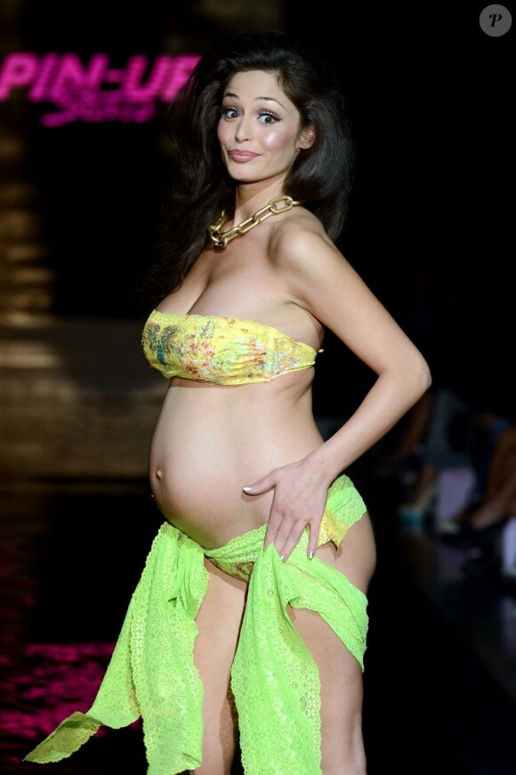 Raffaella Fico, enceinte de 6 mois d'un enfant de Mario Balotelli, a paradé fièrement en bikini lors du défilé Pin-Up Stars à la Fashion Week de Milan, samedi 22 septembre 2012.