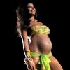 Raffaella Fico, enceinte de 6 mois d'un enfant de Mario Balotelli, a paradé fièrement en bikini lors du défilé Pin-Up Stars à la Fashion Week de Milan, samedi 22 septembre 2012.