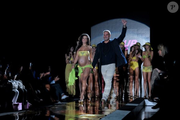 Le créateur Tommolino Jerry était très fier de son mannequin audacieux...
Raffaella Fico, enceinte de 6 mois d'un enfant de Mario Balotelli, a paradé fièrement en bikini lors du défilé Pin-Up Stars à la Fashion Week de Milan, samedi 22 septembre 2012.