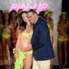 Le créateur Tommolino Jerry était très fier de son mannequin audacieux...
Raffaella Fico, enceinte de 6 mois d'un enfant de Mario Balotelli, a paradé fièrement en bikini lors du défilé Pin-Up Stars à la Fashion Week de Milan, samedi 22 septembre 2012.