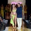 Le créateur Tommolino Jerry était très fier de son mannequin audacieux...
Raffaella Fico, enceinte de 6 mois d'un enfant de Mario Balotelli, a paradé fièrement en bikini lors du défilé Pin-Up Stars à la Fashion Week de Milan, samedi 22 septembre 2012.