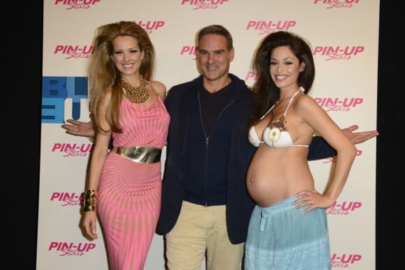 Tommolino Jerry entre ses deux stars.
Raffaella Fico, enceinte de 6 mois d'un enfant de Mario Balotelli, a paradé fièrement en bikini lors du défilé Pin-Up Stars à la Fashion Week de Milan, samedi 22 septembre 2012.