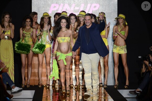 Le créateur Tommolino Jerry était très fier de son mannequin audacieux...
Raffaella Fico, enceinte de 6 mois d'un enfant de Mario Balotelli, a paradé fièrement en bikini lors du défilé Pin-Up Stars à la Fashion Week de Milan, samedi 22 septembre 2012.
