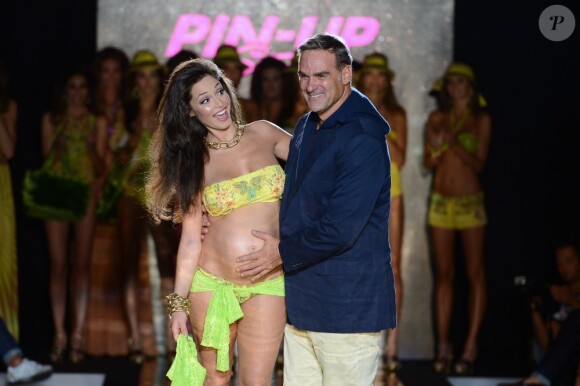 Le créateur Tommolino Jerry était très fier de son mannequin audacieux...
Raffaella Fico, enceinte de 6 mois d'un enfant de Mario Balotelli, a paradé fièrement en bikini lors du défilé Pin-Up Stars à la Fashion Week de Milan, samedi 22 septembre 2012.