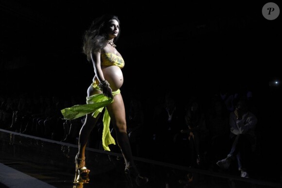 Raffaella Fico, enceinte de 6 mois d'un enfant de Mario Balotelli, a paradé fièrement en bikini lors du défilé Pin-Up Stars à la Fashion Week de Milan, samedi 22 septembre 2012.