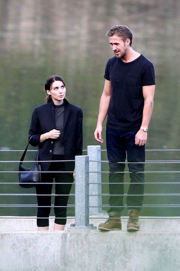 Ryan Gosling et Rooney Mara tournent des scènes sur un pont pour le nouveau film mystérieux de Terrence Malick à Austin, Texas. Le 23 septembre 2012.