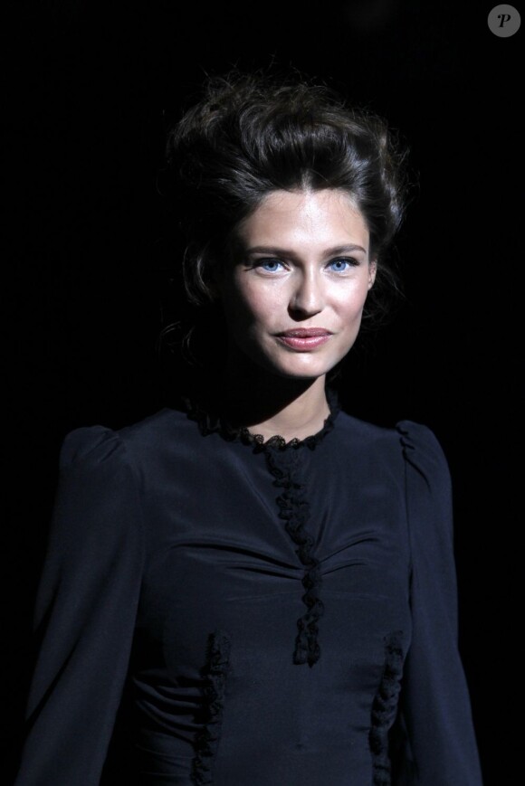 La sublime Bianca Balti assiste au défilé Dolce & Gabbana à Milan. Le 23 septembre 2012