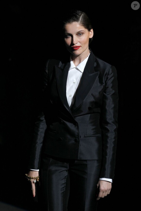Laetitia Casta à Milan assiste au défilé Dolce & Gabbana dans un superbe smoking noir. Le 23 septembre 2012